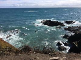 una vista de la costa de cornualles en lizard point foto