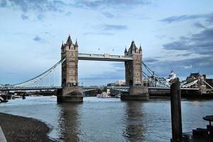 una vista del puente de la torre en londres foto