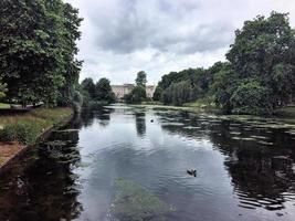 una vista de un lago en londres foto