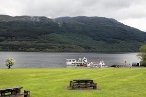 una vista de loch lomond en escocia bajo el sol de la mañana foto