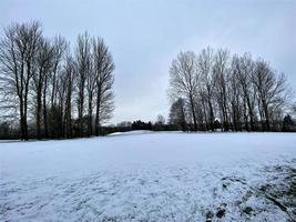 una vista de la campiña de whitchurch en la nieve foto