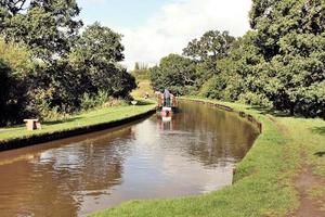 una vista del canal cerca de whitchurch en shropshire foto