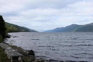 una vista del lago ness en escocia foto