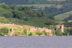 una vista del castillo de urquhart en la orilla del lago ness foto