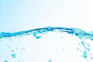 imagen de fondo de agua en movimiento en ondas, burbujas, sobre fondo blanco foto