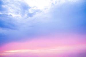 hermosas nubes anaranjadas suaves y luz solar en el cielo azul perfectas para el fondo, tomar por la mañana, crepúsculo, fondo degradado del cielo, cielo púrpura foto