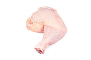 carne de pollo cruda fresca, aislada de fondo blanco. muslo o pierna de pollo, vista superior. foto