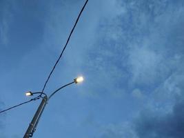 poste de luz de la calle por la tarde foto