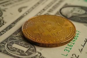 bitcoin dorado en billetes de dólar estadounidense dinero para negocios y comercio, moneda digital, criptomoneda virtual, tecnología blockchain. foto