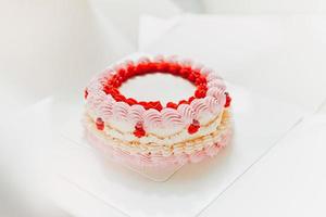 pastel de cumpleaños rosa y blanco con decoración. foto