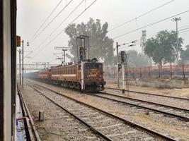 editorial. fechado el 18 de abril de 2020, ubicación: nueva delhi. un tren de carga indio. una vista delantera del exterior de la puerta del tren.