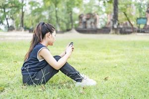 mujer hermosa, moderna y joven, pasando su tiempo libre en un día de primavera en el parque. foto