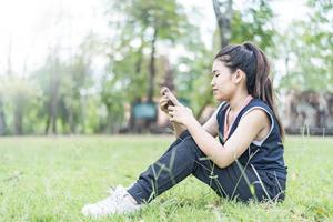 mujer hermosa, moderna y joven, pasando su tiempo libre en un día de primavera en el parque. foto