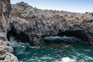 vista de los vastos campos de lava y aguas hirvientes de los hervideros, lanzarote, islas canarias, españa. foto