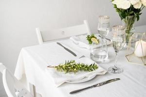 hermoso entorno de mesa para una cena romántica para dos foto