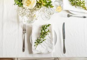 hermoso entorno de mesa para una cena romántica para dos foto