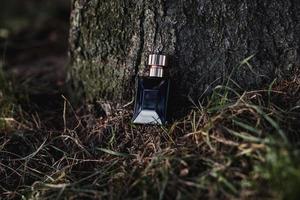 perfume de hombre en la naturaleza foto