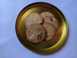 galletas de pasas en un plato dorado foto