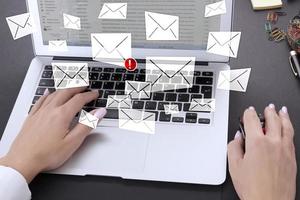 computadora portátil, manos en el teclado e íconos de correo electrónico con estafa de advertencia de alerta de phishing, spam, malware, spyware. cartel de información foto