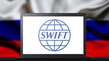 prohibir, expulsar, cortar, desconectar rusia de swift. portátil en el fondo de la bandera de rusia. el concepto de sanciones de regulación financiera foto