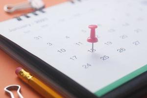 concepto de fecha límite con marca roja en la fecha del calendario foto