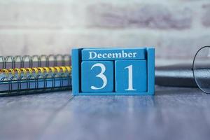 calendario de madera fijado el 31 de diciembre. foto