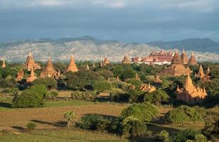 la vista del paisaje de las llanuras de bagan la tierra de las mil pagodas de myanmar. foto