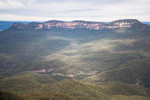 el paisaje del monte solitario en el parque nacional de las montañas azules, estado de nueva gales del sur de australia. foto