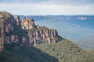 las tres hermanas son una formación rocosa icónica del parque nacional de las montañas azules, nueva gales del sur, australia. foto