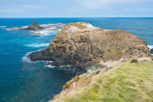 el paisaje costero y la roca piramidal son una formación rocosa icónica en la costa sur de phillip island, en el estado de victoria de australia. foto