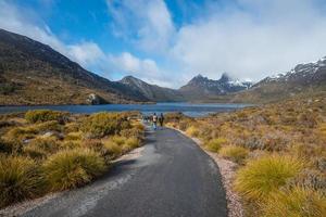 los senderos naturales camino al lago dove en cradle mountain y el parque nacional del lago st.clair, tasmania, australia. foto