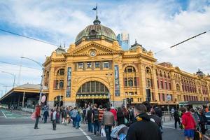 melbourne, australia - 22 de agosto de 2015 - estación de la calle flinders el hito icónico de melbourne, australia. foto