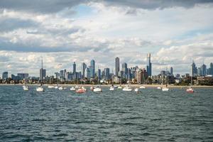 vista de la ciudad de melbourne desde la playa de saint kilda, melbourne, australia. foto