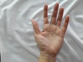 hermosos dedos de mujeres asiáticas e hilo blanco foto