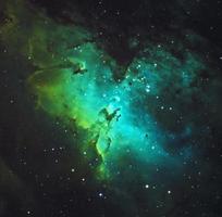 nebulosa de águila con pilares de detalles de creación, procesamiento de imágenes remotas en vivo del telescopio, ilustración de astrofotografía o representación científica foto
