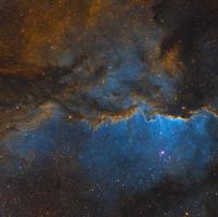 nebulosa del borde fotografiada a través de los telescopios robóticos remotos del telescopio en vivo en filtros de banda estrecha sho, nebulosidad azul y amarilla en la paleta hubble de un gran objeto espacial foto