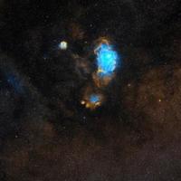 Nebulosa ngc 6559 fotografiada a través de los telescopios robóticos remotos del telescopio en vivo en filtros de banda estrecha sho, nebulosidad azul y amarilla en la paleta hubble de un gran objeto espacial foto