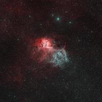 nebulosa del león sh2-132 fotografiada a través de los telescopios robóticos remotos del telescopio en vivo en filtros de banda estrecha hoo, nebulosidad roja y blanca en un cielo oscuro foto