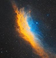 nebulosa de california fotografiada a través de los telescopios robóticos remotos del telescopio en vivo en filtros de banda estrecha sho, nebulosidad azul y amarilla en la paleta hubble de un gran objeto espacial foto