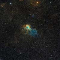 nebulosa de león fotografiada a través de los telescopios robóticos remotos del telescopio en vivo en filtros de banda estrecha sho, nebulosidad azul y amarilla en la paleta hubble de un gran objeto espacial foto