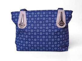 hermoso y elegante bolso de mujer azul patrón de diseño geométrico aislado en el fondo blanco aislado del bolso foto
