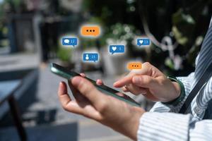 reproduce las redes sociales en tu smartphone con el icono de comunicación. concepto de tecnología. foto