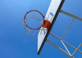 viejo aro de baloncesto foto