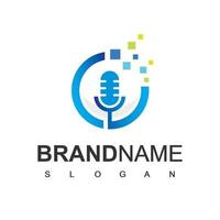 logotipo de podcast con micrófono y píxel o icono de tecnología vector