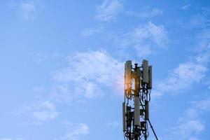 transmisión de antena para teléfonos móviles y teléfonos inteligentes con sistemas de internet 4g y 5g. red de transmisión de señal de alta velocidad que admita sistemas 6g en el futuro. copia espacio, cielo azul con nubes foto