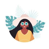 mujer negra con sombrero y gafas retro sobre fondo de hojas tropicales. hola tarjeta de felicitación de verano vector