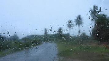 parabrezza e tergicristalli nei giorni di forte pioggia dopo intense tempeste estive causano ritardi e pericoli nel viaggio, fai attenzione.