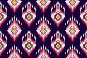 diseño de patrón textil étnico sin costuras ikat. alfombra de tela azteca adornos de mandala decoraciones textiles papel tapiz. fondo de vector de bordado tradicional de pavo nativo boho tribal.