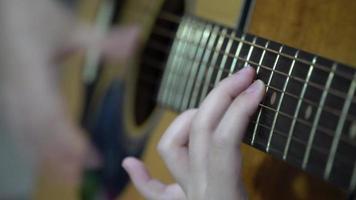 mädchen trainiert, um die akustische gitarre zu spielen, gitarre zu üben video