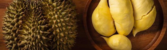 durian, rey de las frutas tropicales en el sudeste asiático, tailandia. postre fresco de fruta popular en tailandia servido. su textura dulce, mantecosa, muy poco jugo. durian tiene un olor fuerte famoso, pancarta foto